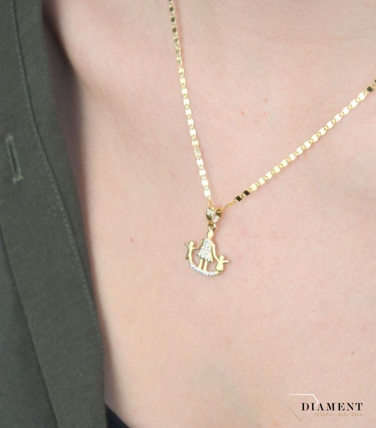 Złota zawieszka 585 mama z dzieckiem w cyrkoniach ZA 7147.  Złota zawieszka może zostać podarowana młodej mamie. Świetny pomysł na prezent. Waga zawieszki wynosi około 1,18 gram. Idealna zawieszka na prezent.jpg